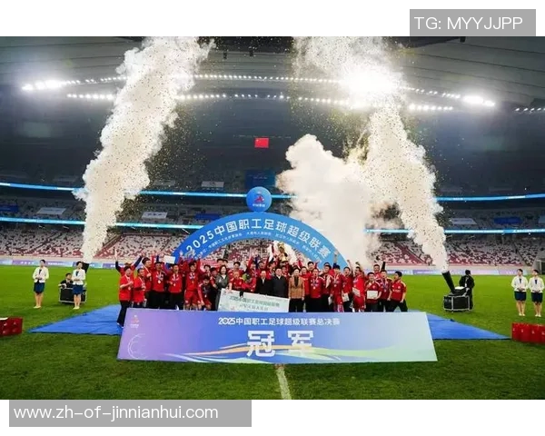 庆祝足球明星成长之路展现个人奋斗与荣耀时刻